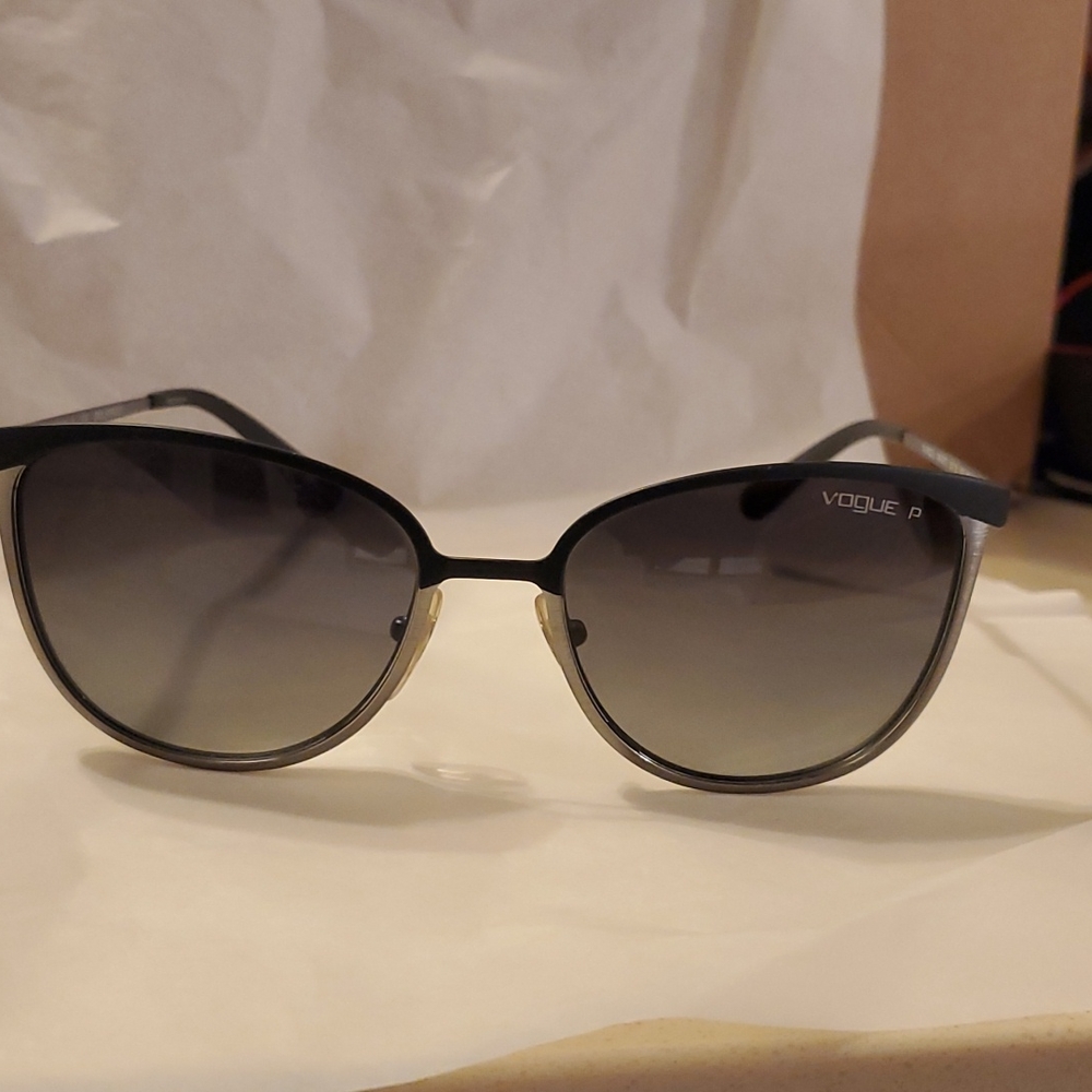 Vogue polarized sunglasses in black !!